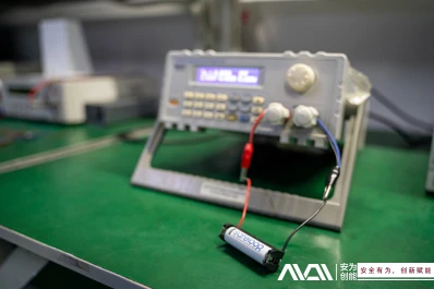 Porovnání aktuálního stavu dobíjecích lithium-iontových baterií a alkalických...