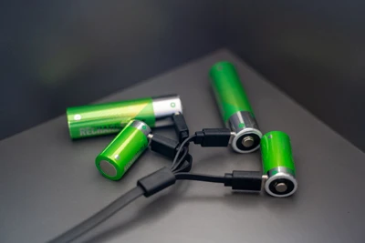 Jak správně provést počáteční nabití nově zakoupené dobíjecí lithium-iontové ...